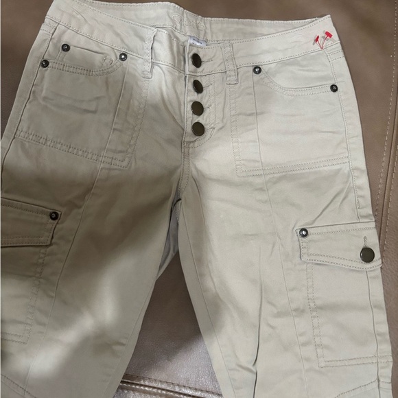 Stylish Cargo Pants in Light tan - Picture 2 of 5